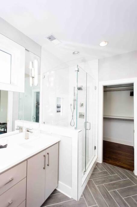 Modern Luxury Rooftop Deck, 3 Mi To Downtown *