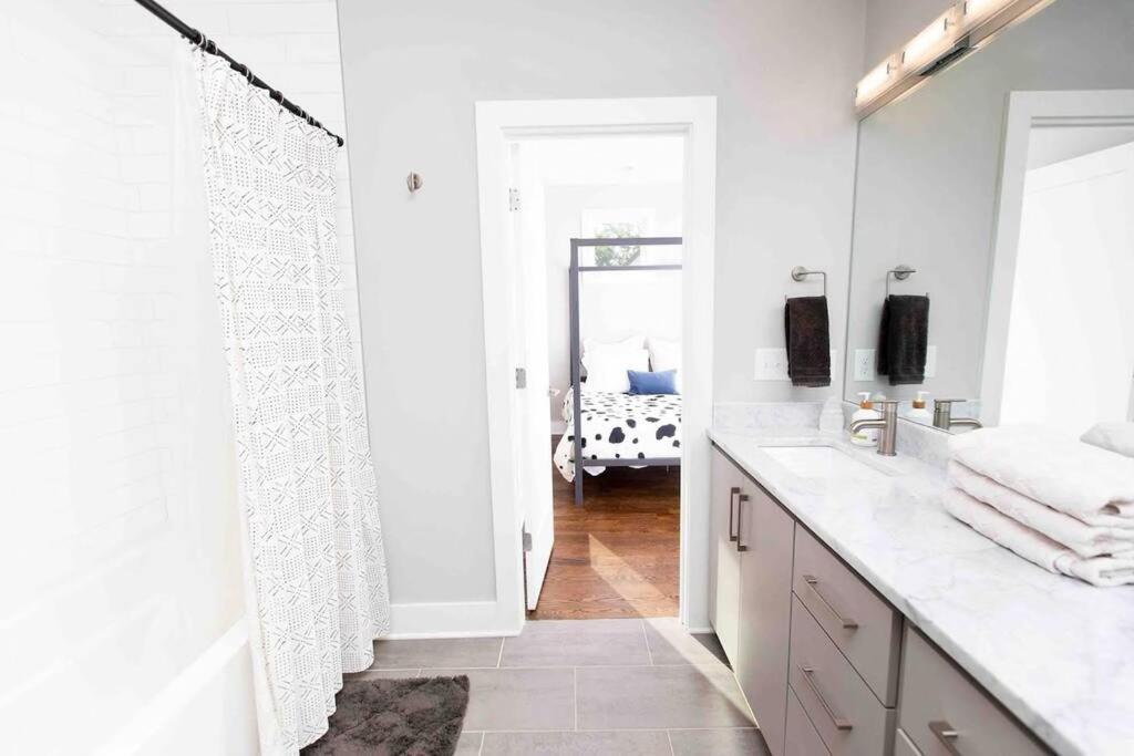 Holiday home Modern Luxury Rooftop Deck, 3 Mi To Downtown Nashville