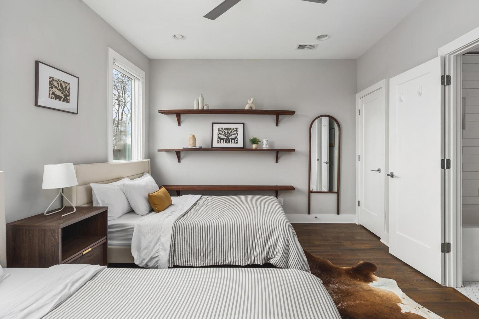 Modern Luxury Rooftop Deck, 3 Mi To Downtown Holiday home *
