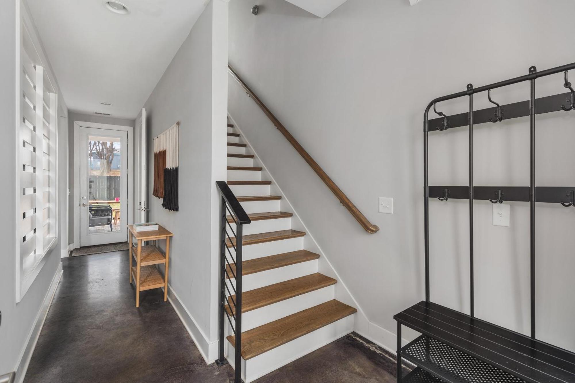 Modern Luxury Rooftop Deck, 3 Mi To Downtown Holiday home Nashville