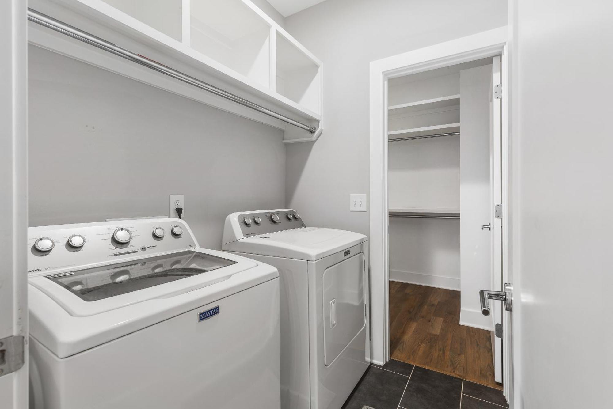 Holiday home Modern Luxury Rooftop Deck, 3 Mi To Downtown *