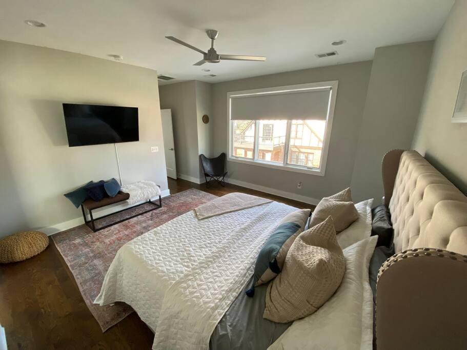 Modern Luxury Rooftop Deck, 3 Mi To Downtown Holiday home Nashville