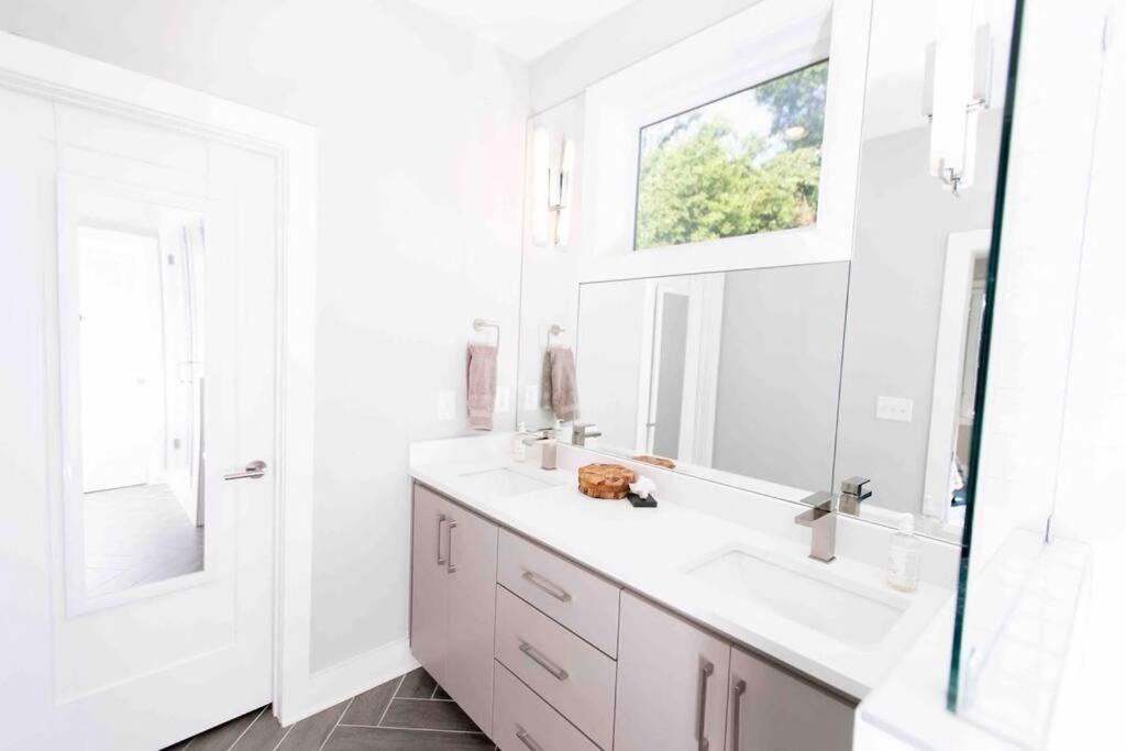 Holiday home Modern Luxury Rooftop Deck, 3 Mi To Downtown