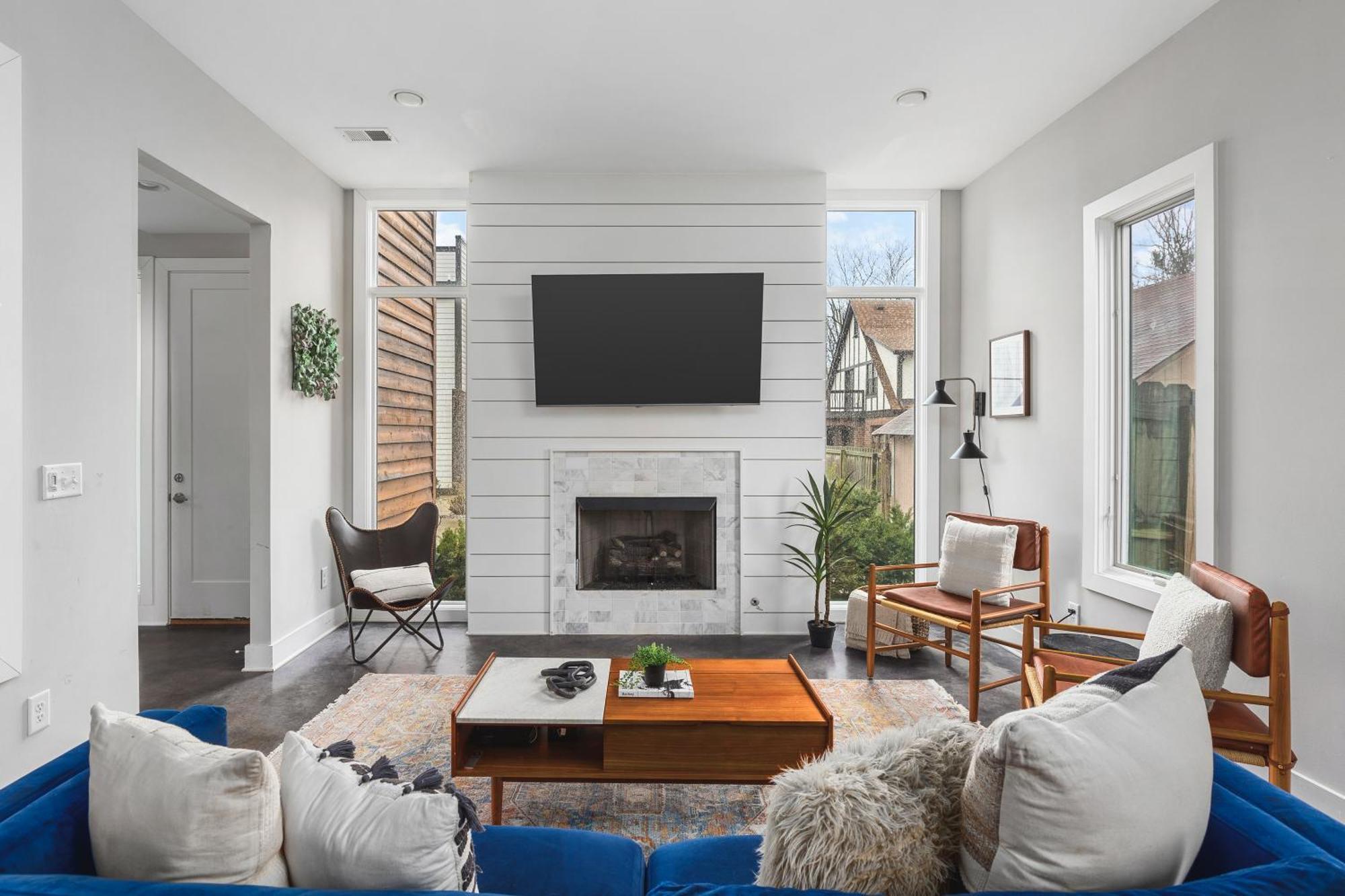 Modern Luxury Rooftop Deck, 3 Mi To Downtown Holiday home *
