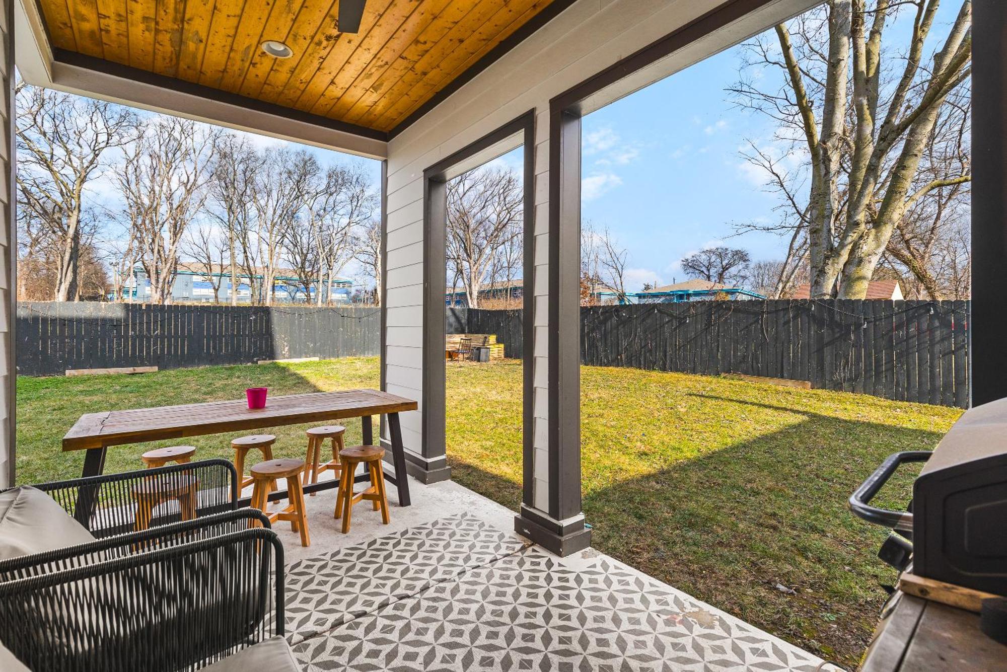 Modern Luxury Rooftop Deck, 3 Mi To Downtown Holiday home *