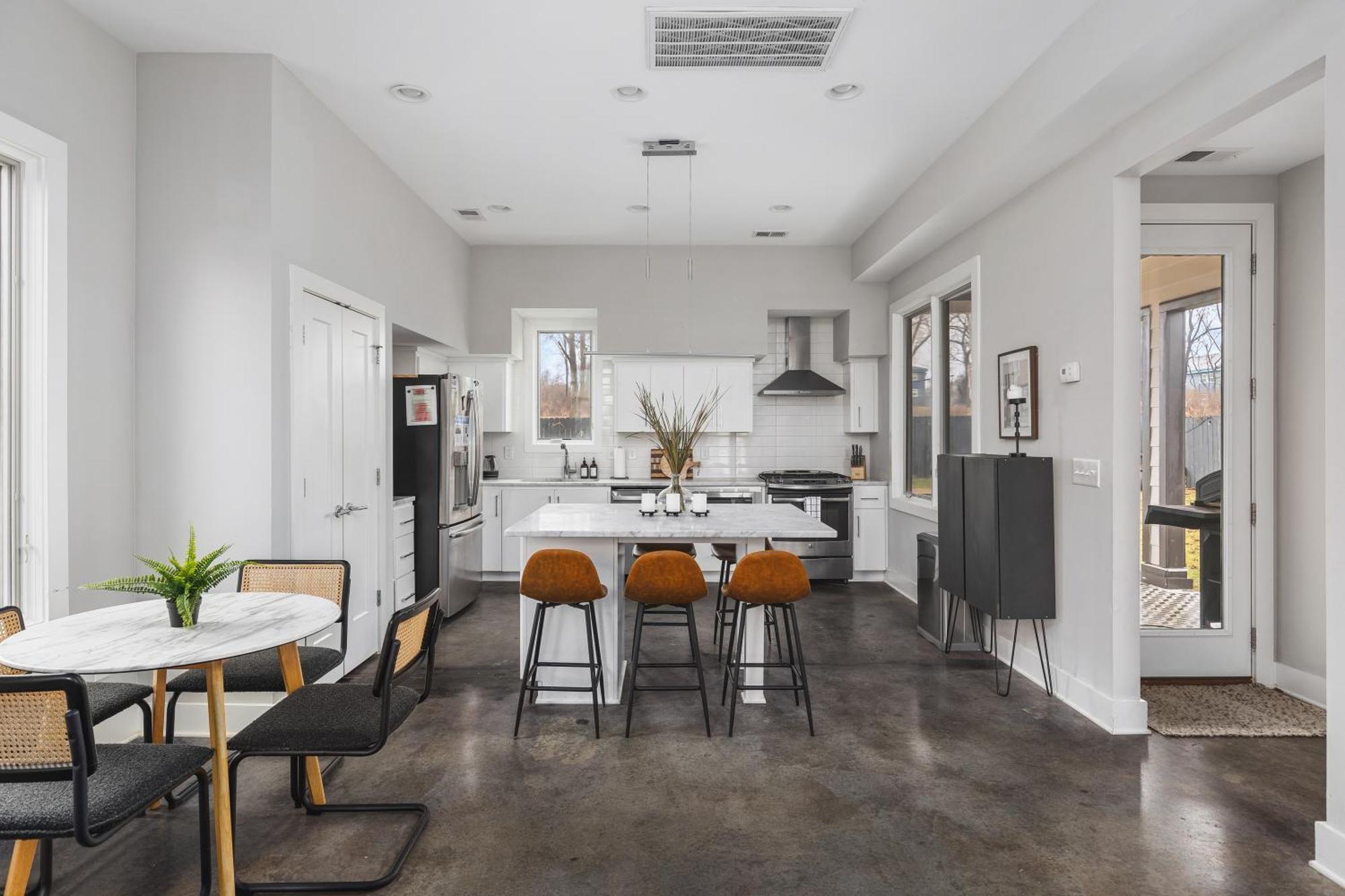 Holiday home Modern Luxury Rooftop Deck, 3 Mi To Downtown Nashville
